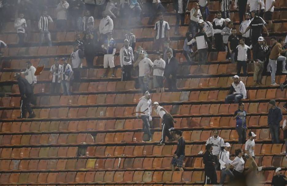 Dopo la sconfitta, i tifosi del Santos montano la protesta: lancio di sediolini e fumogeni in campo. AP